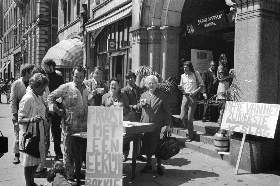 Werkgroep Denken en Doen en Derde Wereldwinkel schenkt gratis koffie op Rokin Am, Bestanddeelnr 924-6882