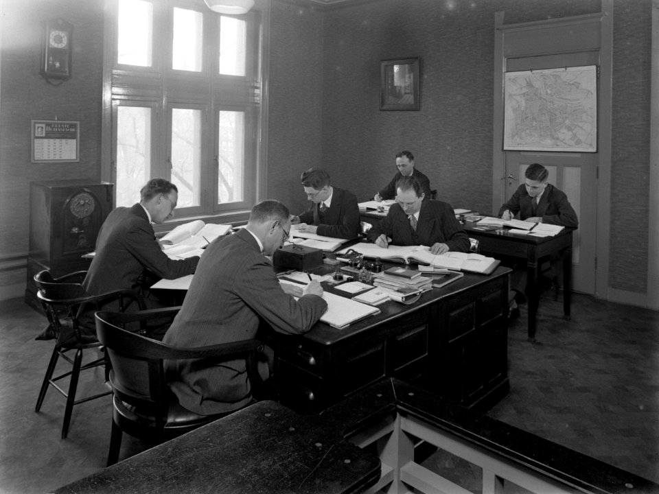 Werkkamer van de administratie in het gebouw op Keizersgracht 174-176 te Amsterd, Bestanddeelnr 189-1306