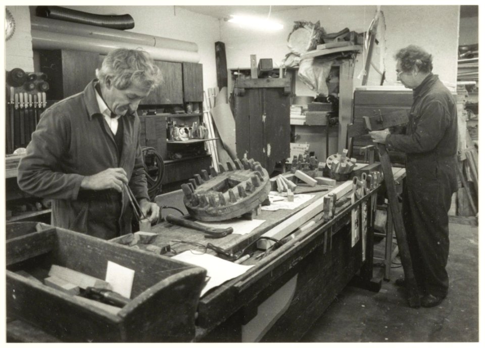 Werkpklaats van de Stichting Molens Zuid Kennemerland aan de Papentorenvest 36. Twee vrijwilligers van de Stichting aan het werk. links Frits v.d. Heijden rechts Frits Breen. NL-HlmNHA 54031933