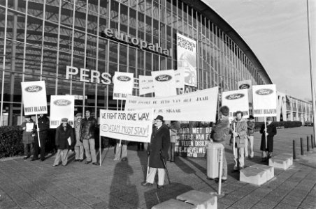 Werknemers van Ford demonstreren tegen de sluiting van hun fabriek voor de RAI …, Bestanddeelnr 931-3050