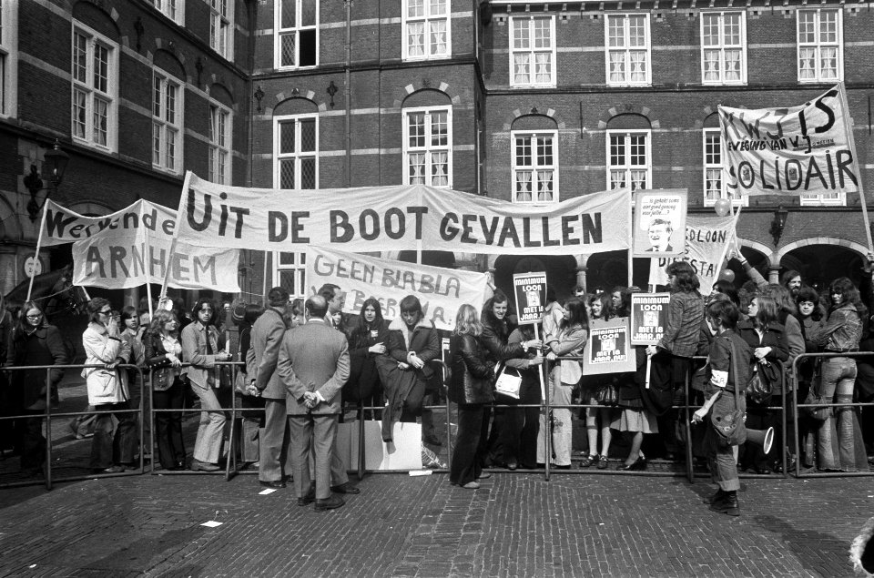 Werkende jongeren demonstreren op Binnenhof in Den Haag, Bestanddeelnr 927-0848