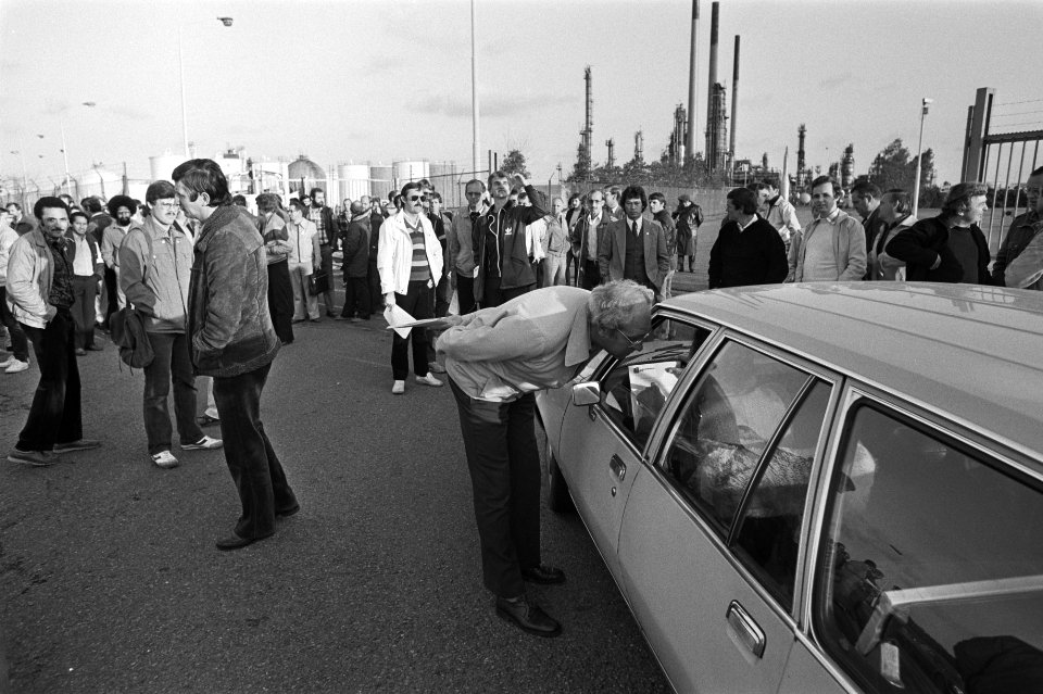 Werknemers voor de poort van Gulf, Bestanddeelnr 931-7112