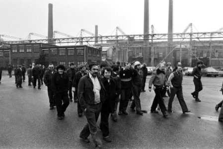 Werknemers wandelen over het Demka-terrein, Bestanddeelnr 932-5364