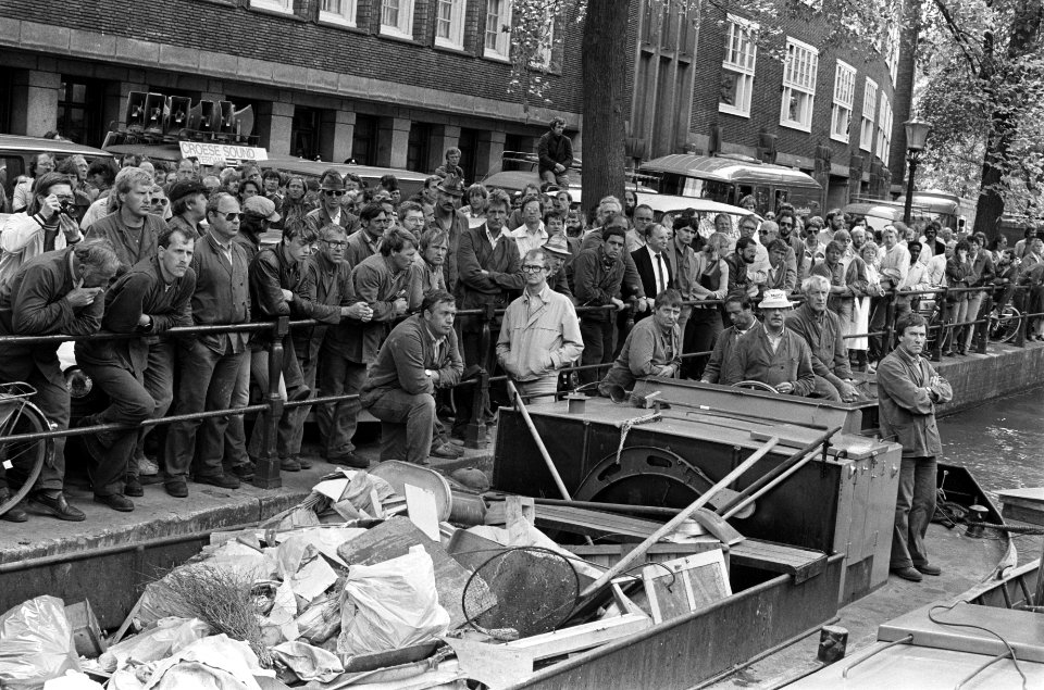 Werknemers van de stadsreiniging op hun schip, Bestanddeelnr 932-6233