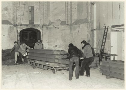 Werknemers voeren 30 ton staal de Janskerk binnen voor de bouw van een nieuw archief. NL-HlmNHA 54010173