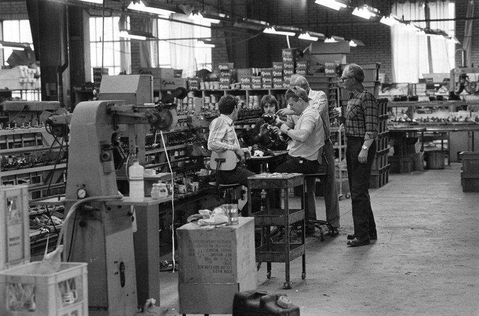 Werknemers van failliete bedrijf Quick-schoenen in Hengelo weer aan het werk omd, Bestanddeelnr 933-7813