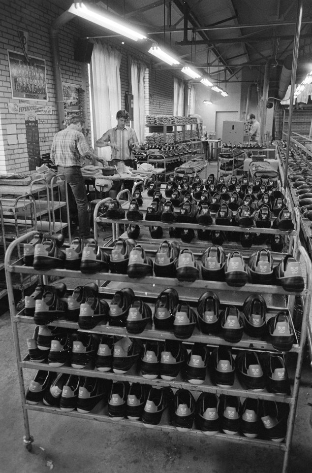 Werknemers van failliete bedrijf Quick-schoenen in Hengelo weer aan het werk omd, Bestanddeelnr 933-7814