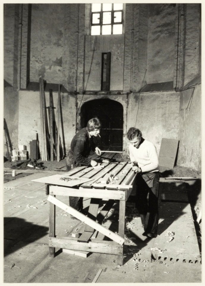 Werknemers van Holleman aan het werk in de Janskerk, bezig met de bouw van een nieuw Gemeente-archief. NL-HlmNHA 54010170