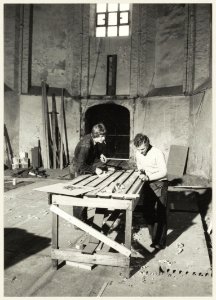 Werknemers van Holleman aan het werk in de Janskerk, bezig met de bouw van een nieuw Gemeente-archief. NL-HlmNHA 54010170