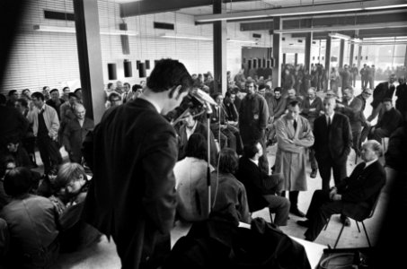 Werknemers van Werkspoor Utrecht staken. Bijeenkomst van stakers in kantine, Bestanddeelnr 922-9619