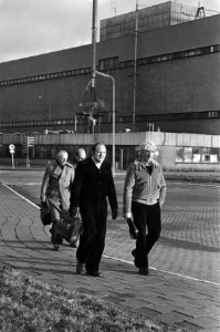 Werknemers verlaten de fabriek, Bestanddeelnr 931-2717