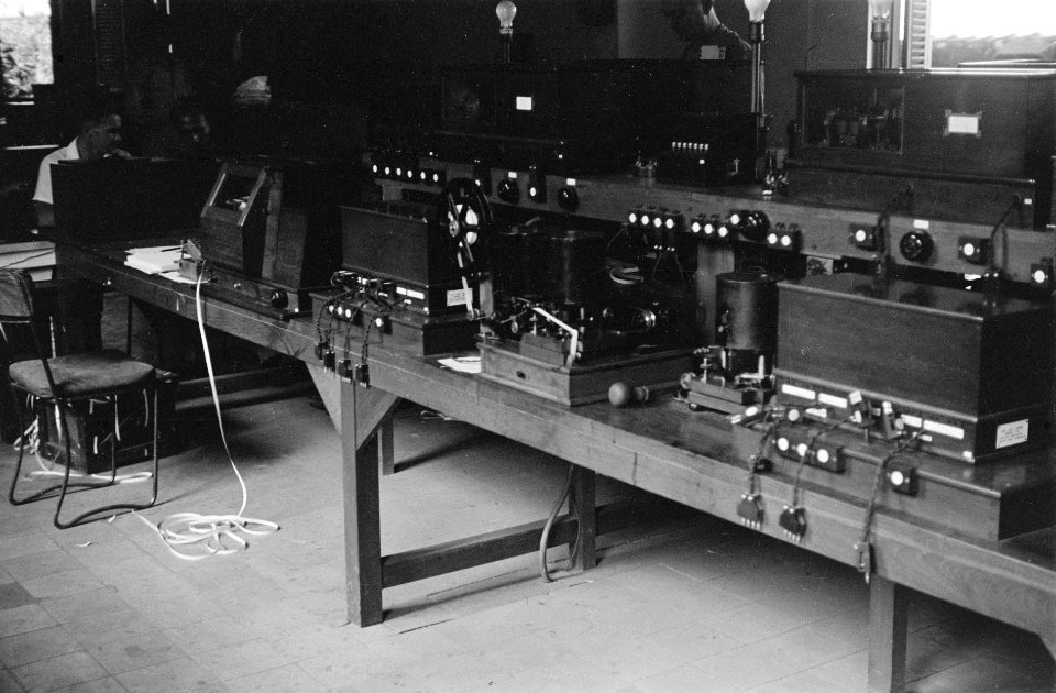 Werkplaats electronica of studio In het midden een filmprojector, Bestanddeelnr 4031