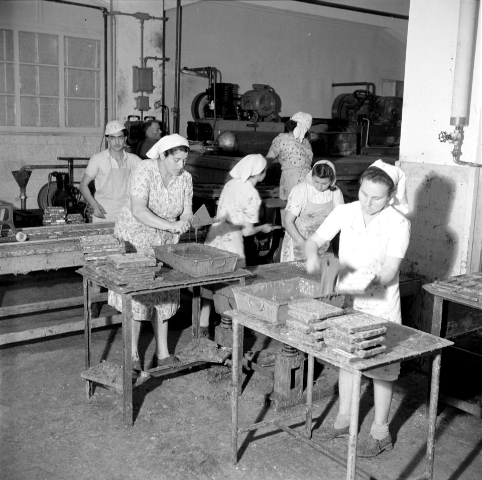 Werknemers van de Elite chocoladefabriek bereiden chocolade, Bestanddeelnr 255-0205