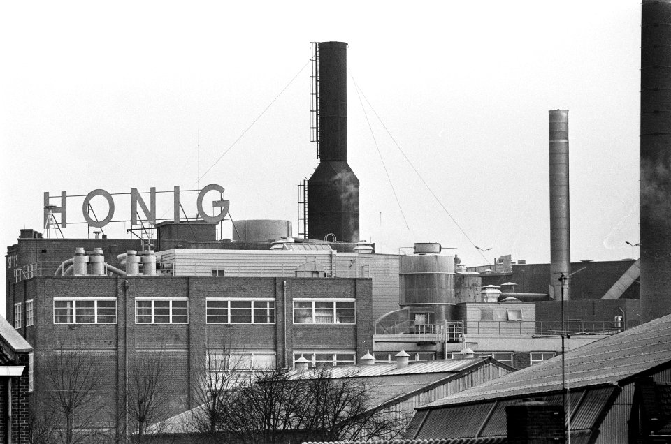 Werknemers van Honig in Koog aan de Zaan staken voor 1% duurtetoeslag en werktij, Bestanddeelnr 923-0875