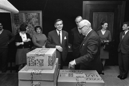 Werkgroep 1975, honderdduizend handtekeningen aan de burgemeester van Amsterdam , Bestanddeelnr 920-9222