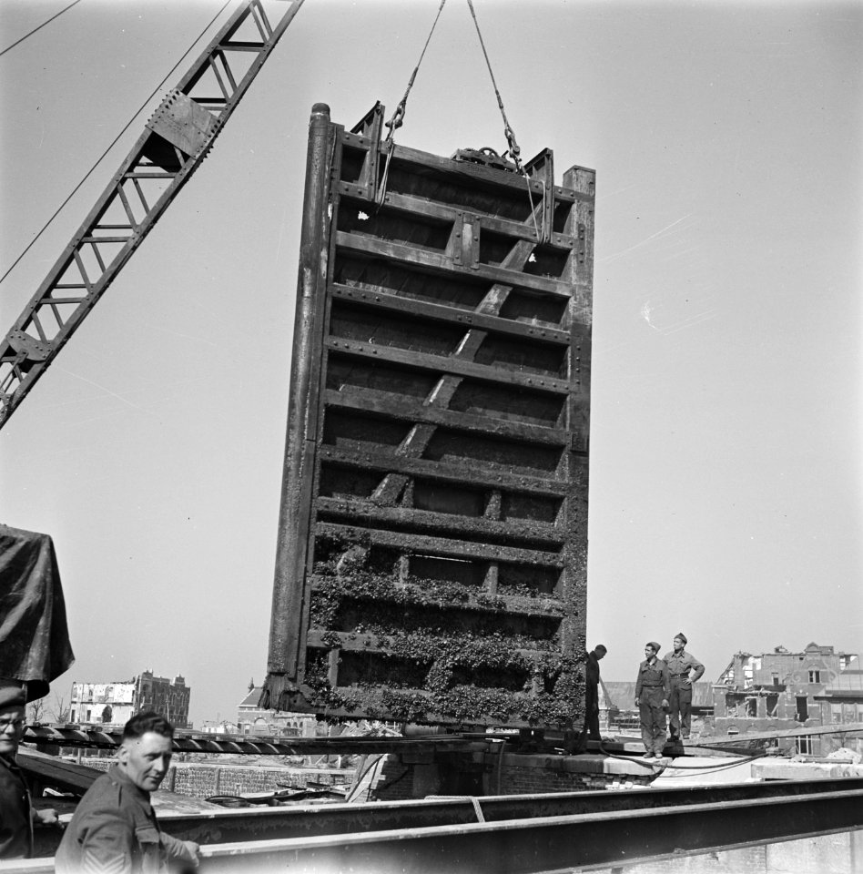 Wederopbouw Vlissingen Herstelwerk aan een haveninstallatie Optakelen van een , Bestanddeelnr 900-2586