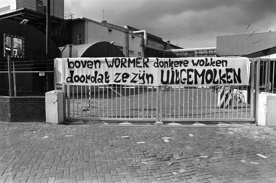 Werknemers van Gelder Papier in staking ivm sluiting bedrijf gesloten hek me, Bestanddeelnr 930-7622