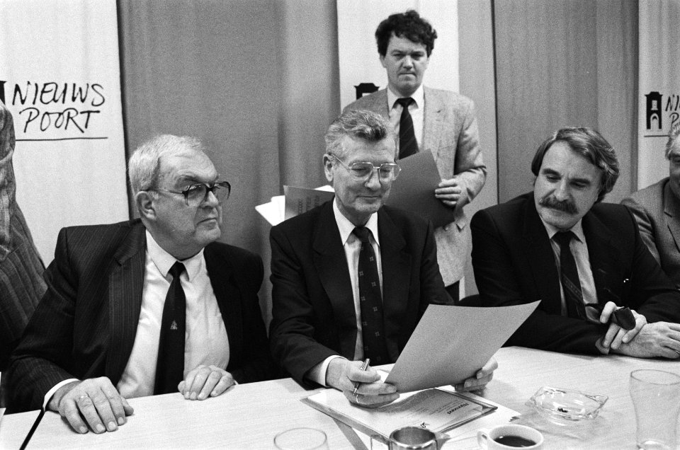 Werkgelegenheidsakkoorden stukgoed ondertekend in Den Haag vlnr Leurs (voorz.Ada, Bestanddeelnr 933-5059