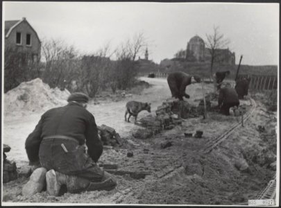 Wederopbouw, wegenbouw, overstromingen, Bestanddeelnr 035-0527