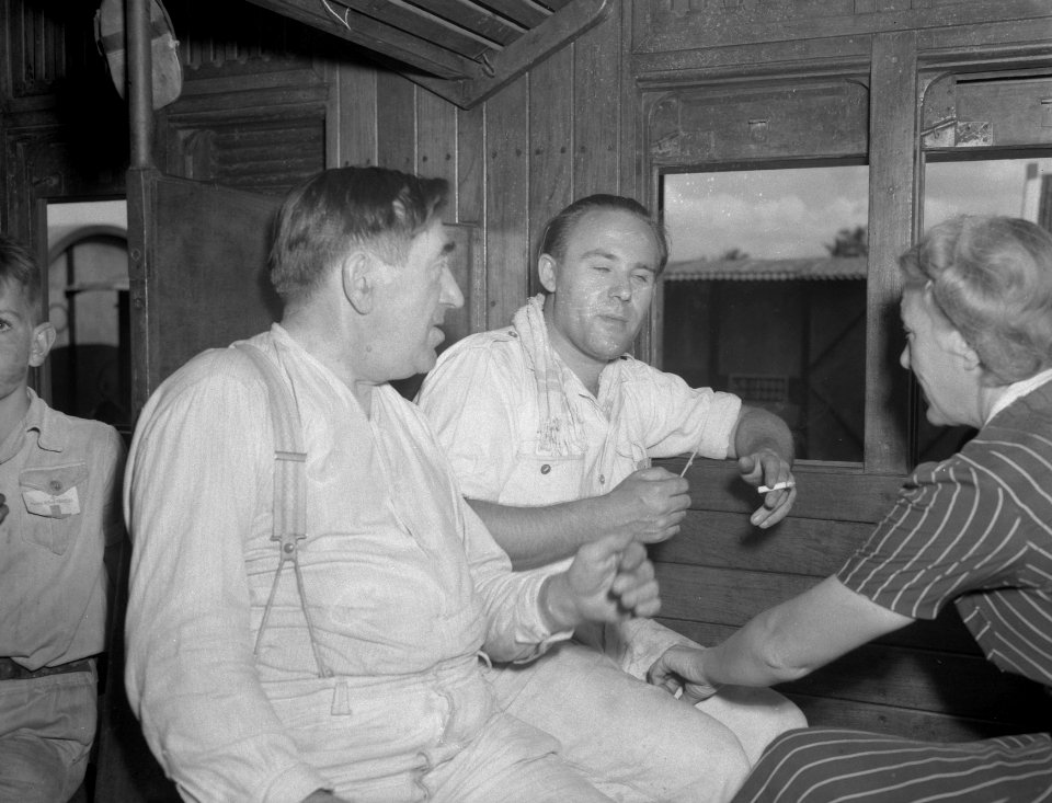 Wederom werden er te Gombong een aantal evacués uit Republikeins gebied naar het, Bestanddeelnr 13996
