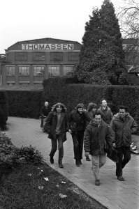 Werknemers van Thomassen Motorenfabriek BV in De Steeg houden 24-uurs staking, Bestanddeelnr 926-2524