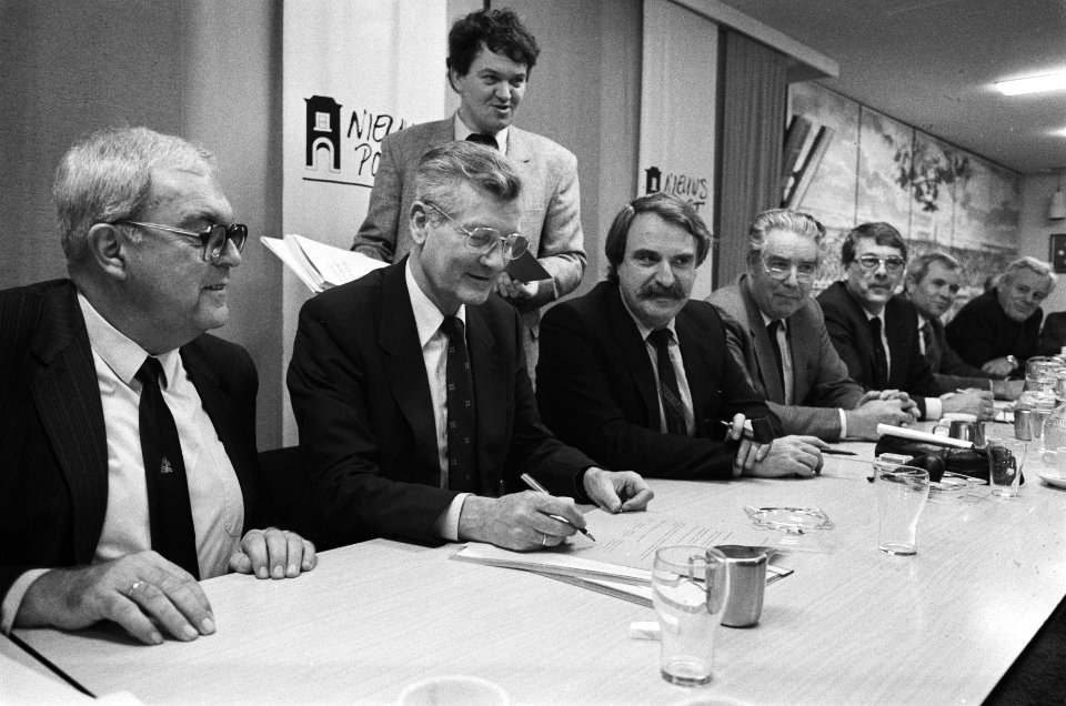 Werkgelegenheidsakkoorden stukgoed ondertekend in Den Haag vlnr Leurs (voorz.Ada, Bestanddeelnr 933-5058