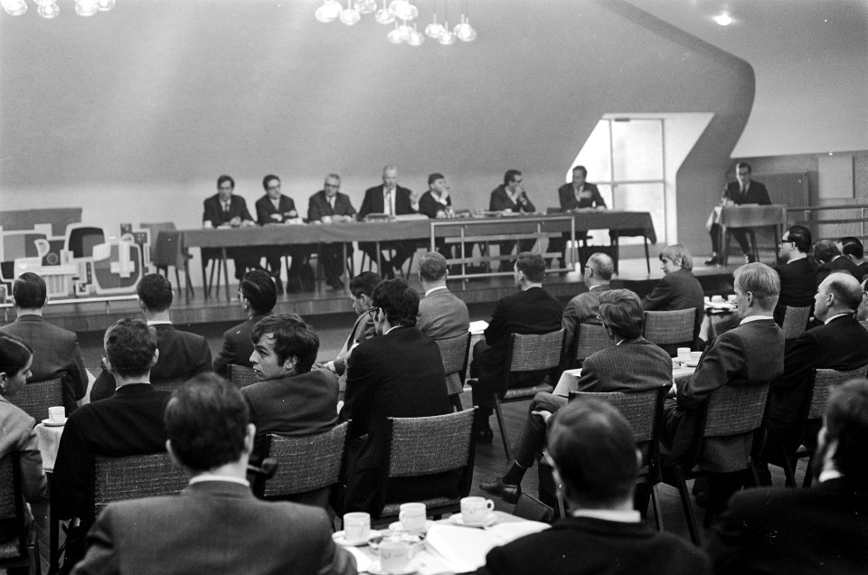 Werkgroep christen-radicalen in Utrecht bijeen v.l.n.r. P. Idenburg (AR), C. va, Bestanddeelnr 921-1298