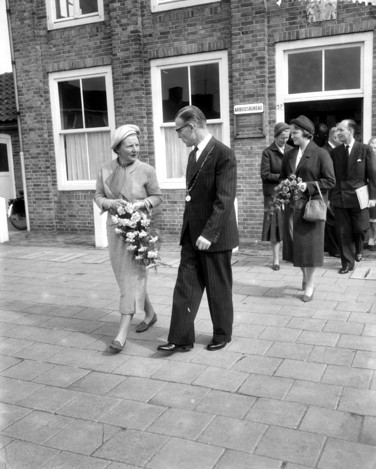 Werkbezoek van koningin Juliana en prinses Irene aan West-Brabant Koningin Juli, Bestanddeelnr 909-4509