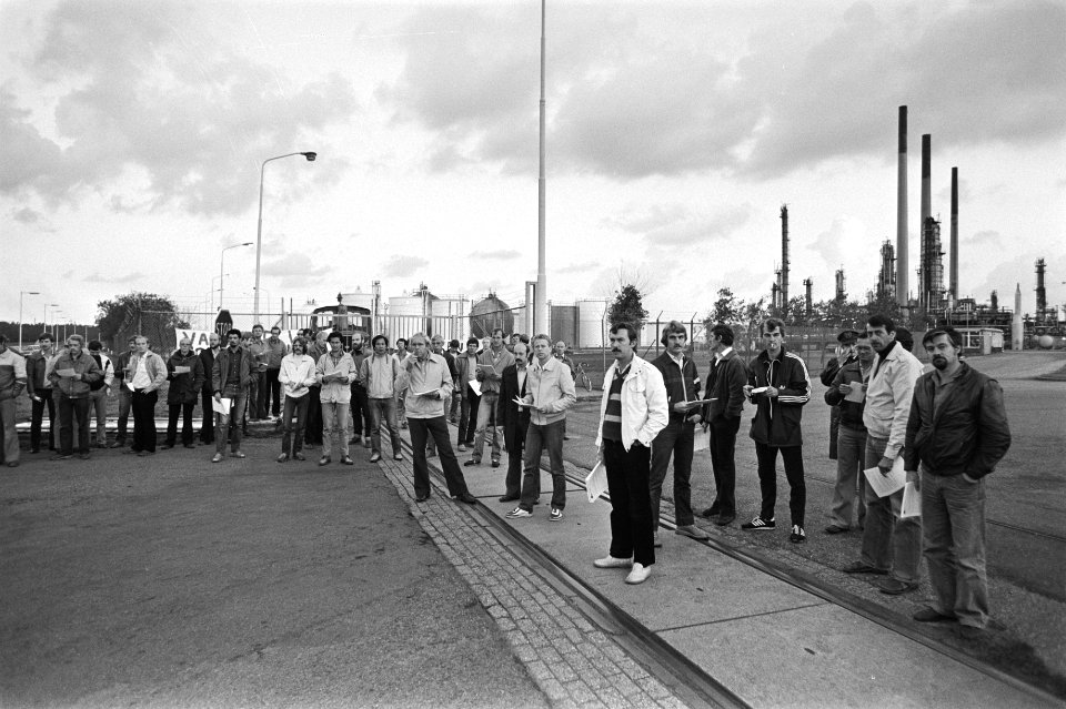 Werknemers voor de poort van Gulf vanmorgen, Bestanddeelnr 931-7109