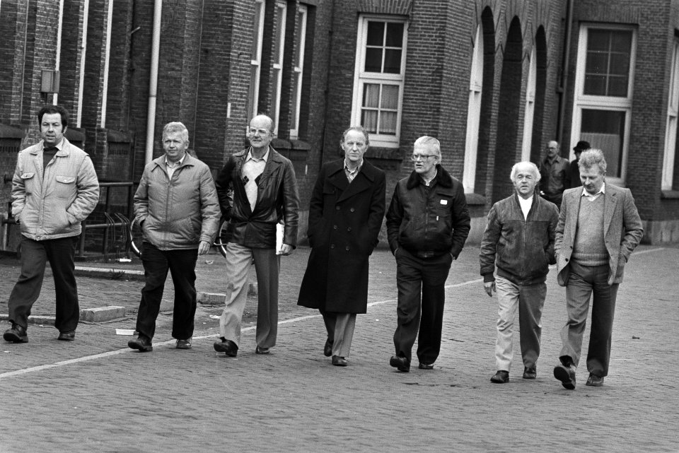 Werknemers verlaten de werf na hun ontslag, Bestanddeelnr 932-5573