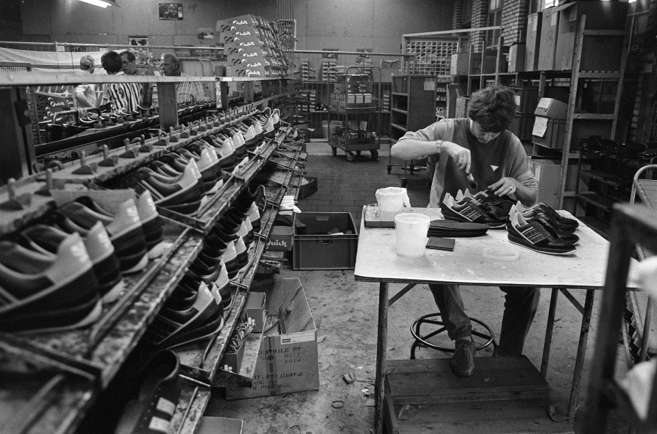 Werknemers van failliete bedrijf Quick-schoenen in Hengelo weer aan het werk omd, Bestanddeelnr 933-7815