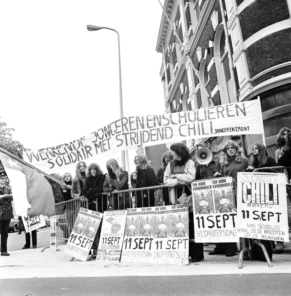 Werkende jongeren demonstreren bij Chileense ambassade in Den Haag, Bestanddeelnr 927-1790