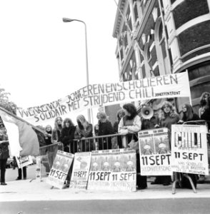 Werkende jongeren demonstreren bij Chileense ambassade in Den Haag, Bestanddeelnr 927-1790