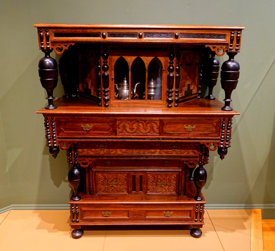 Weare family press cupboard, maker unknown, Northern Essex County, Newbury Port area, Massachusetts, 1680-1685, oak, maple - Currier Museum of Art - Manchester, NH - DSC07621