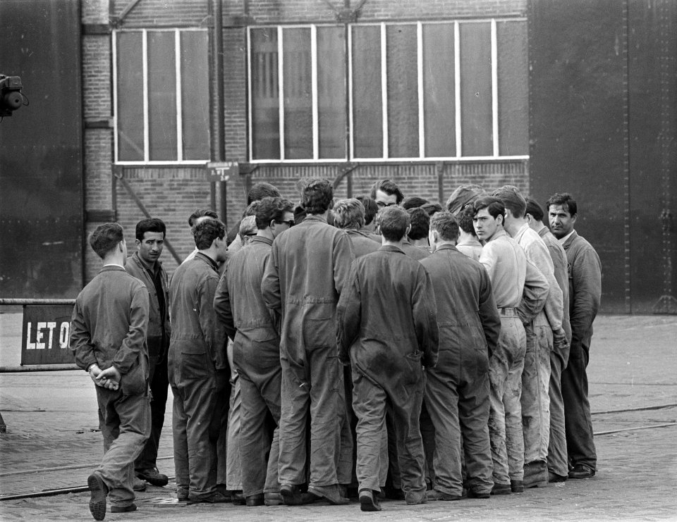 Werknemers verzamelen zich bij de poort, Bestanddeelnr 919-6760