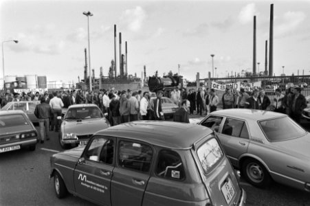 Werknemers voor de poort van Gulf vanmorgen, Bestanddeelnr 931-7110