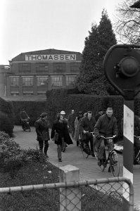 Werknemers van Thomassen Motorenfabriek BV in De Steeg houden 24-uurs staking, w, Bestanddeelnr 926-2521
