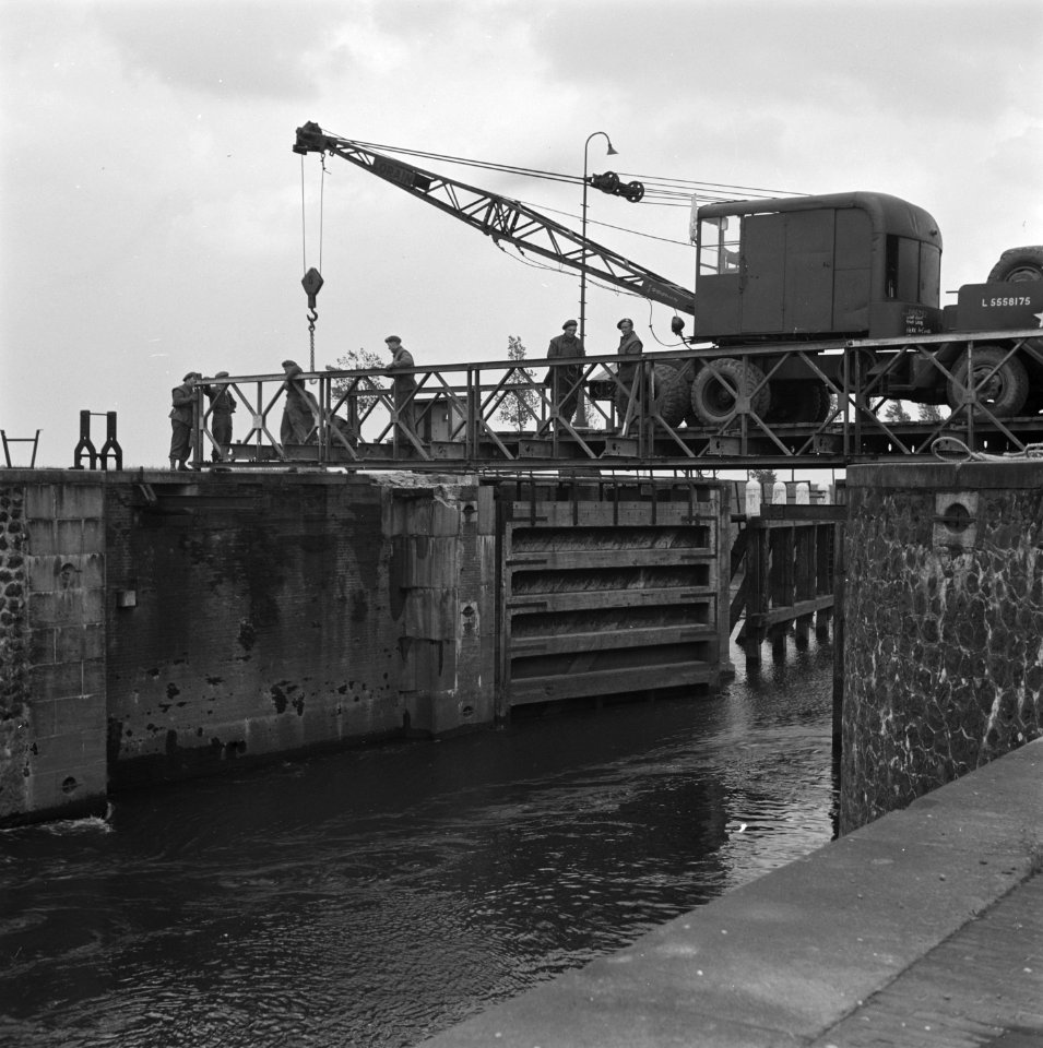 Wederopbouw, een takelwagen plaatst een baileybrug over een sluis, Bestanddeelnr 901-4642