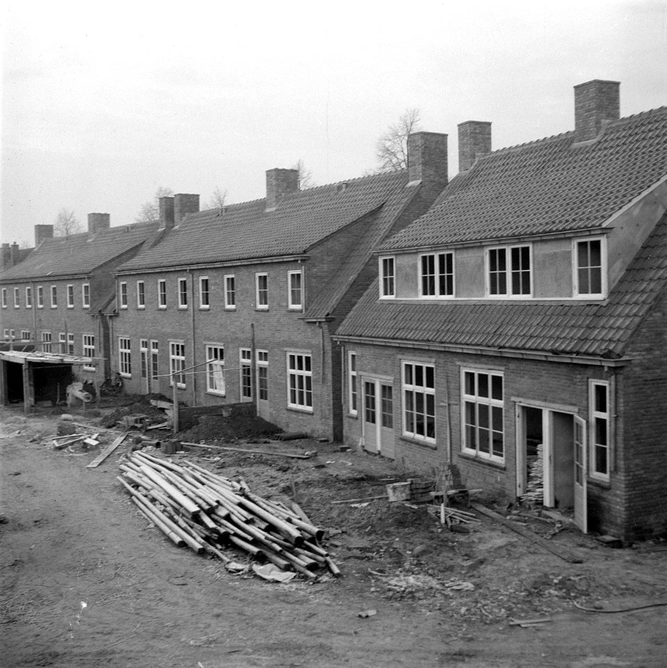 Wederopbouw van woningen aan de Rietstraat te Almelo, achterzijde van de woninge, Bestanddeelnr 902-4632