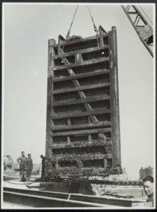 Wederopbouw Vlissingen Herstelwerk aan een haveninstallatie Optakelen van een , Bestanddeelnr 120-1206