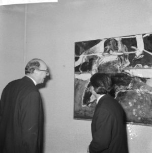 Wedgwoodprijs 1966 voor K. van Bohemen , hier voor zijn schilderstuk in Fodor Mu, Bestanddeelnr 918-6755