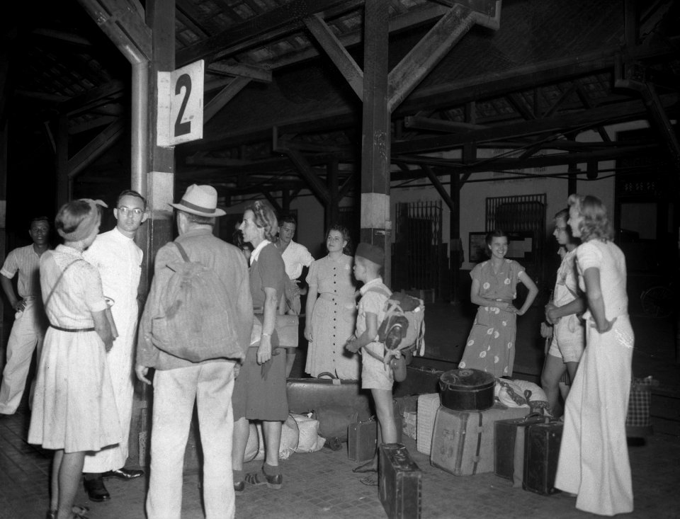 Wederom werden er te Gombong een aantal evacués uit Republikeins gebied naar het, Bestanddeelnr 13983