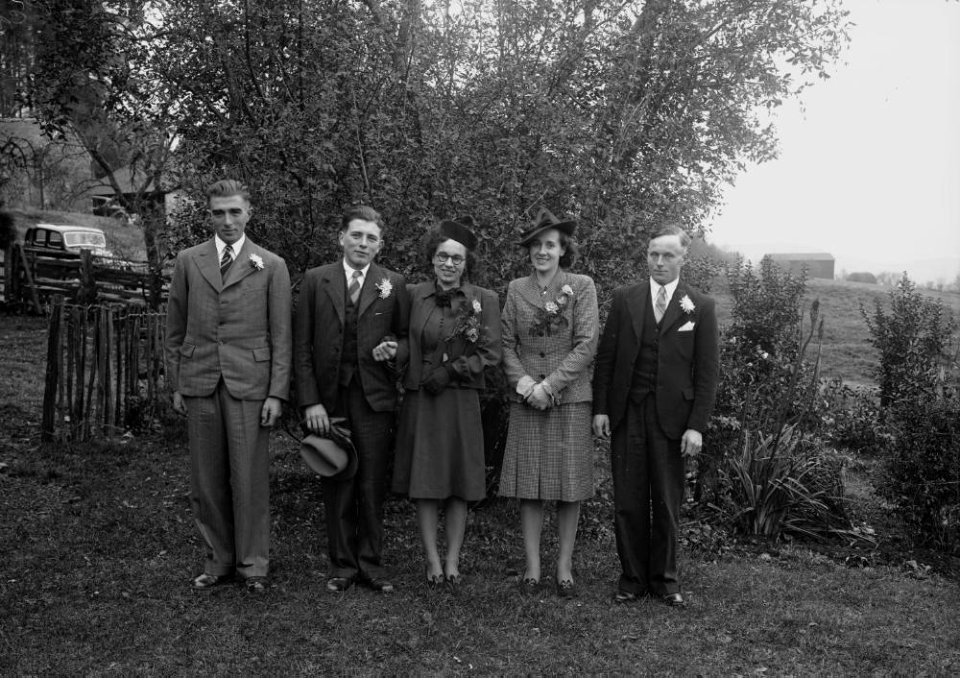 Wedding group, Llwynbaedd, Rhayader. (1293913)