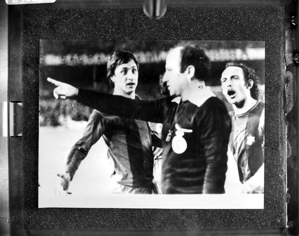 Wedstrijd FC Barcelona tegen Malaga ontaardt in vechtpartij Cruijff wordt uit v, Bestanddeelnr 929-0214
