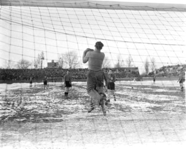 Wedstrijd De Zwaluwen tegen Amsterdam (2-0). Keeper van Amsterdam, Hagenaars, in, Bestanddeelnr 904-3606