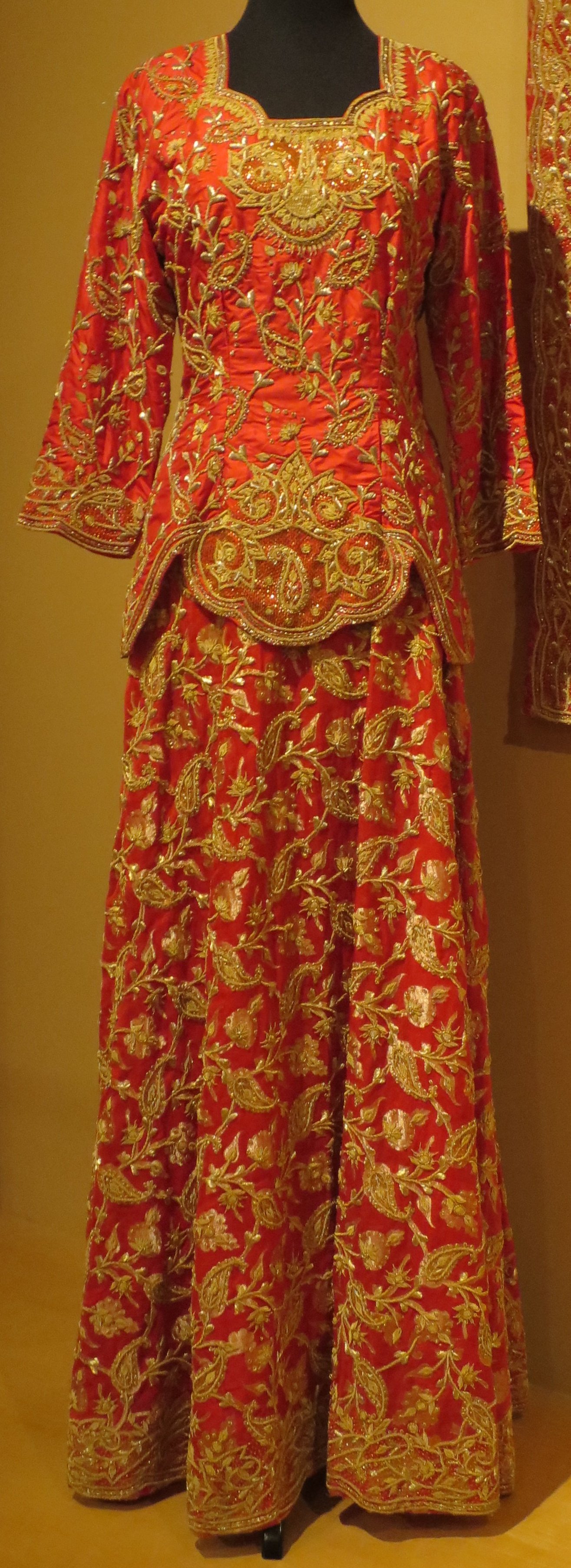 Wedding outfit from Delhi, India, Honolulu Museum of Art, 2016-43-01a-c