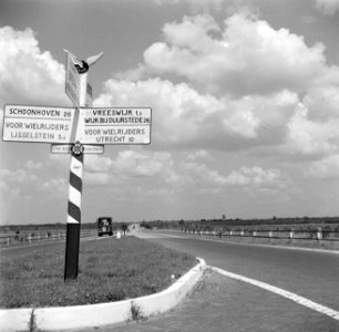Wegwijzer langs de weg bij Vreeswijk (nu Nieuwegein), Bestanddeelnr 252-0129
