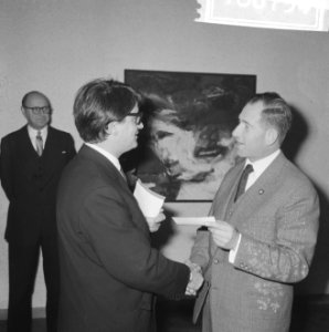 Wedgwoodprijs 1966 voor K. van Bohemen , hier voor zijn schilderstuk in Fodor Mu, Bestanddeelnr 918-6754