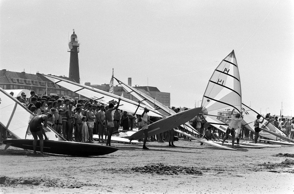 Wedstrijd in Scheveningen om Holland Surf Cup de surfers aan de start, er acht, Bestanddeelnr 933-3372