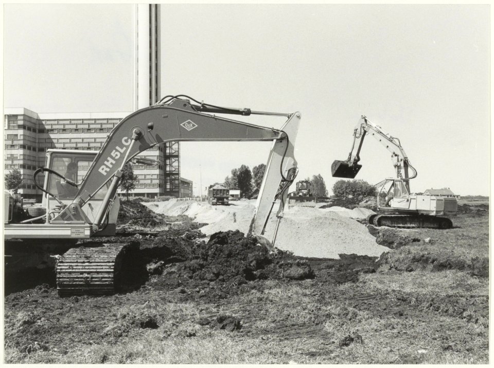 Wegwerkzaamheden bij de Oudeweg in de lente van 1985. NL-HlmNHA 54016874
